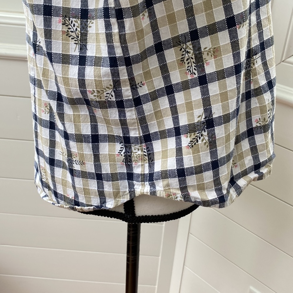 EUC Women’s Sag Harbor Sport Buttoned Shirt - Picture 5 of 8